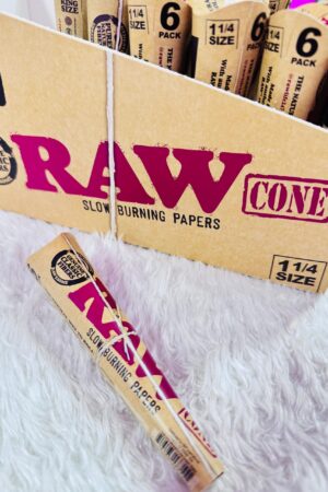 Raw - Natural 3 Cones King Size Por Paquete (32 Paquete Por Caja)